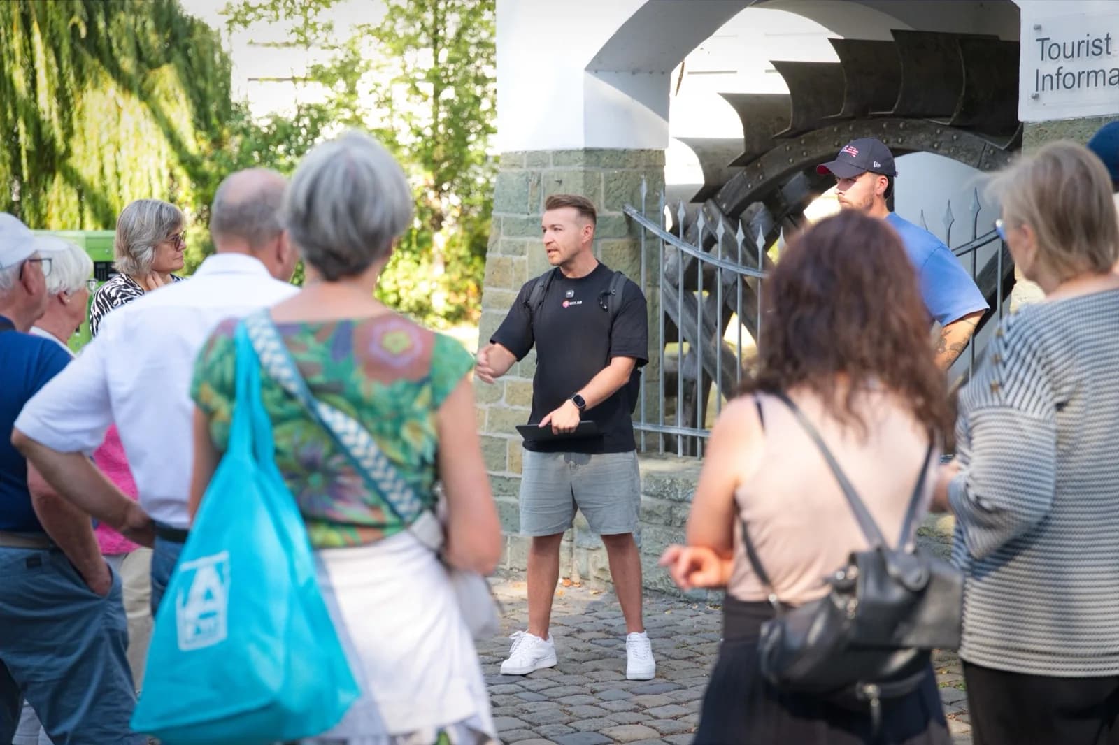 Viktor Waal erklärt der Gruppe vor der Tourist-Information, wie die SoesTour aufgebaut ist