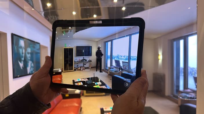 Udo Lindenberg erscheint als AR-Figur auf einem Tablet in der nachgebauten Hotel-Atlantic-Suite im rock'n'popmuseum Gronau