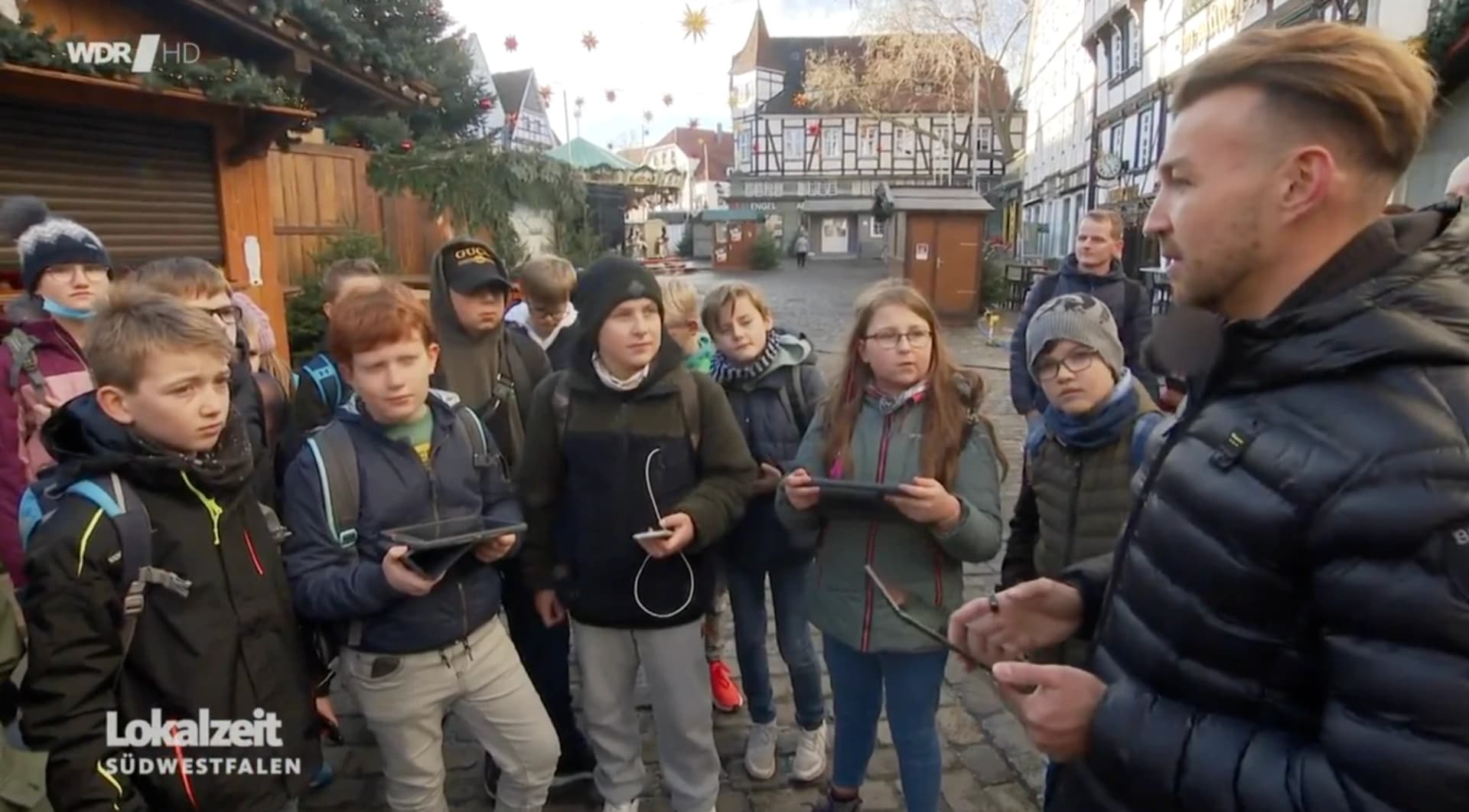 WDR Lokalzeit Südwestfalen filmt eine Schulklasse mit Tablets bei der SoesTour durch die Soester Altstadt